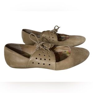 Born Tan  Round Toe Tie Up Leather Flats with Perforated Design sz9.5 Comfort